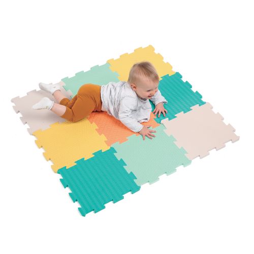 Dalles « unies » pastel. Une surface confortable pour jouer et un grand puzzle en 3D ! 9 dalles forment le tapis qui isole bébé du froid et amortit les chocs. Hygiénique, utilisation indoor-outdoor. Pour les enfants dès la naissance. Référence produit 10017.