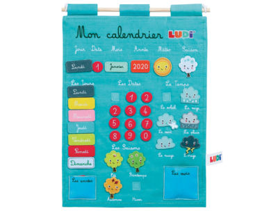 Embroidered calendar, 100% cotton, with removable elements in felt. Allows the child to find a way in time, to discover the seasons as well as the climate while having fun!