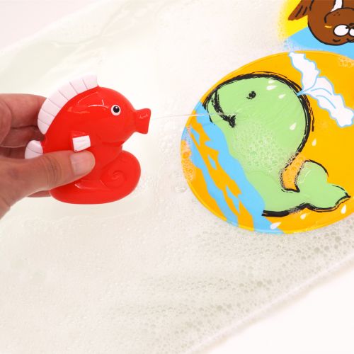 Small bag for bath time that can be taken anywhere. Contains a book for developing your baby's senses and a sprayer to keep your baby entertained in the bath. 
