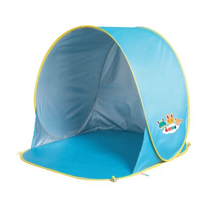 Tente pop-up anti-UV de LUDI. Protège la famille du soleil, du vent et du sable (sac de transport inclus). Livré avec 4 piquets pour fixer l’aire de jeu dans le sable.