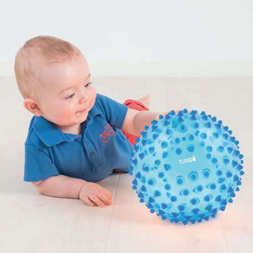 Balle sensorielle « bleue » de LUDI. Balle à picots tendres qui développe le sens du toucher de Bébé tout en s'amusant. Idéal pour l’apprentissage de la coordination des mouvements. Plastique souple, léger et hygiénique. Pour les enfants de plus de 6 mois. Référence produit 2795BL.