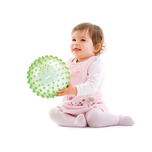 Balle sensorielle « verte » de LUDI. Balle à picots tendres qui développe le sens du toucher de Bébé tout en s'amusant. Idéal pour l’apprentissage de la coordination des mouvements. Plastique souple, léger et hygiénique. Pour les enfants de plus de 6 mois. Référence produit 2795VE.