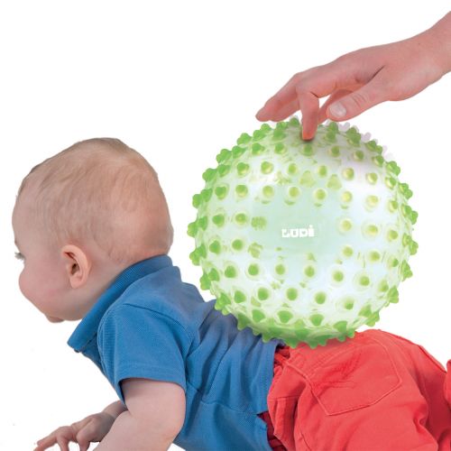 Balle sensorielle « verte » de LUDI. Balle à picots tendres qui développe le sens du toucher de Bébé tout en s'amusant. Idéal pour l’apprentissage de la coordination des mouvements. Plastique souple, léger et hygiénique. Pour les enfants de plus de 6 mois. Référence produit 2795VE.
