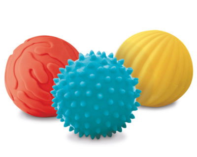 3 littles sensories balls draw the attenttion of baby who will be intrigued by the attractive lively colors and the soft textures. The small size of balls facilitates the handling.