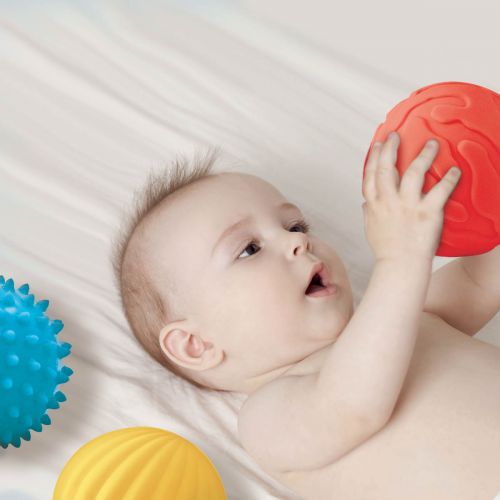 3 littles sensories balls draw the attenttion of baby who will be intrigued by the attractive lively colors and the soft textures. The small size of balls facilitates the handling.