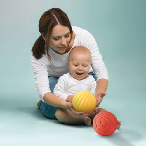 These balls draw the attenttion of baby who will be intrigued by the attractive lively colors and the soft textures. The small size of balls facilitates the handling. 