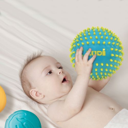 Awake the senses's baby and having fun.Develop dexterity and motricity . Supple, light and hygienic plastic.