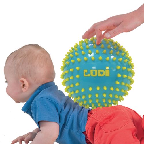 Coffret de 3 balles sensorielles « bleues » de LUDI. Éveille les sens de Bébé tout en s'amusant. Développe la dextérité et la motricité. Plastique souple, léger et hygiénique. Pour les enfants dès 6 mois. Référence produit 30021.