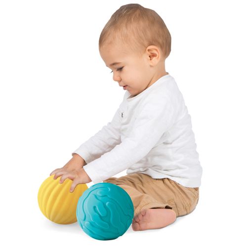 Coffret de 3 balles sensorielles « bleues » de LUDI. Éveille les sens de Bébé tout en s'amusant. Développe la dextérité et la motricité. Plastique souple, léger et hygiénique. Pour les enfants dès 6 mois. Référence produit 30021.