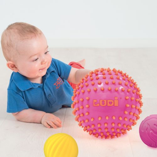 Coffret de 3 balles sensorielles « rose » de LUDI. Éveille les sens de Bébé tout en s'amusant. Développe la dextérité et la motricité. Plastique souple, léger et hygiénique. Pour les enfants dès 6 mois. Référence produit 30022.