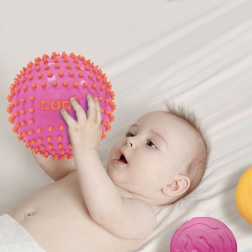 A sensory set which awake the senses's baby while having fun.Develop dexterity and motricity