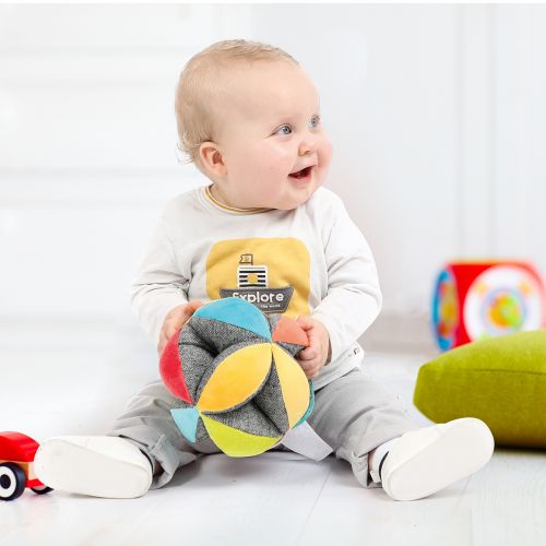 A ball made of cotton and polyester fabric, designed for easy gripping by little hands. Guaranteed hygiene, hand washable with plenty of cold water.
