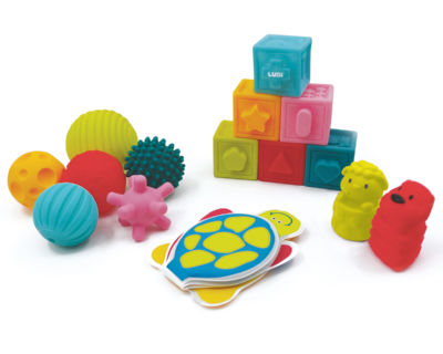 6 connecting blocks, 6 sensory balls, 1 bath book with 2 animals that squirt water. A big gift set with a multitude of games!