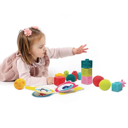 6 connecting blocks, 6 sensory balls, 1 bath book with 2 animals that squirt water. A big gift set with a multitude of games!