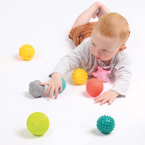 8 balls of different colours, shapes and sizes to arouse children's curiosity. They develop your baby's dexterity. Hygienic. Easy storage in the included jar.