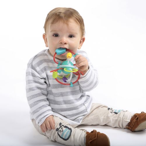 Balle Twist de LUDI. Une balle originale et facile à agripper pour les petites mains de bébé. Perles texturées et couleurs transparentes pour un effet visuel surprenant ! Un petit roulement à billes rigolo attire l’attention des enfants. Développe la dextérité. Pour les enfants dès 10 mois. Référence produit 30066.