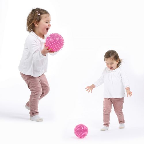 Balles sensorielles et bicolores de LUDI. Balle à picots tendres qui développe le sens du toucher de Bébé tout en s'amusant. Idéal pour l’apprentissage de la coordination des mouvements. Plastique souple, léger et hygiénique. Pour les enfants dès 6 mois. Référence produit 30068.