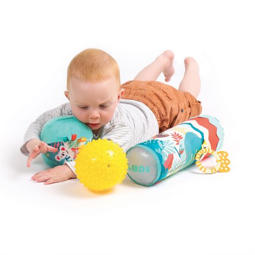 Coffret sensoriel de LUDI. Cet ensemble de jouets d’éveil accompagne bébé dans sa découverte des sens et le développement de sa motricité fine. Composition : un tube gonflable (multiples matières textiles, 1 grelots, 1 anneaux de dentition) et 2 balles sensorielles. Pour les enfants dès 6 mois. Référence produit 30076.