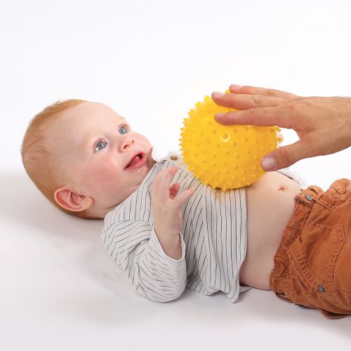 Coffret sensoriel de LUDI. Cet ensemble de jouets d’éveil accompagne bébé dans sa découverte des sens et le développement de sa motricité fine. Composition : un tube gonflable (multiples matières textiles, 1 grelots, 1 anneaux de dentition) et 2 balles sensorielles. Pour les enfants dès 6 mois. Référence produit 30076.