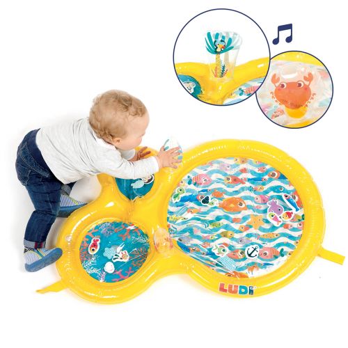 Le Maxi tapis d’eau de LUDI. Ce tapis de jeu aux couleurs vives attire la curiosité de bébé. Les enfants tentent d’attraper les jouets flottants et s’amusent à presser pour faire circuler l’eau entre les bassins. Idéal pour développer la motricité, ce jouet éveille tous les sens de bébé ! Le centre du tapis se remplit rapidement avec l’eau du robinet. Partie extérieure facile à gonfler. Tapis solide avec de belles finitions. Activités gonflées : pouêt-pouêt et grelot. Pour les enfants dès 10 mois. Référence produit 30078.