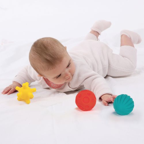 Assortment of 3 balls with different colours, shapes and sizes to arouse children's curiosity. They develop your baby's dexterity. Hygienic. 