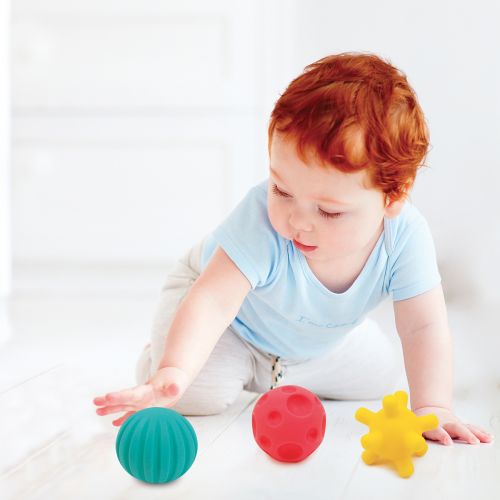 Assortment of 3 balls with different colours, shapes and sizes to arouse children's curiosity. They develop your baby's dexterity. Hygienic. 