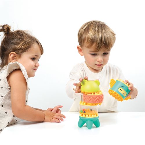 Peekaboo Picoton is a new kind of building toy, consisting of 6 pieces you can pile up and slot together to make a little, totem-like figure. 