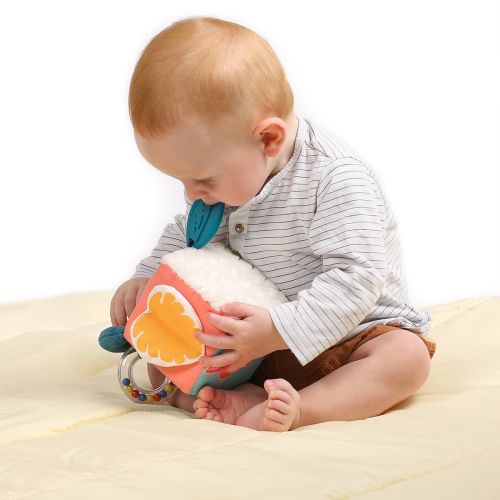 Cube « Feuille » de LUDI. Cube d'activités en tissu doux qui développe le sens du toucher et la coordination des mouvements de bébé tout en s'amusant ! (Poignée, anneau de dentition, rubans, miroir, différentes textures). Pour les enfants dès 3 mois. Référence produit 30088.