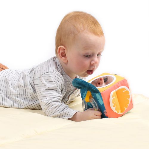 Cube d'éveil en tissu « Feuille » de LUDI. Cube d'activités en tissu doux qui développe le sens du toucher et la coordination des mouvements de bébé tout en s'amusant ! (Poignée, anneau de dentition, rubans, miroir, différentes textures). Pour les enfants dès 3 mois. Référence produit 30088.