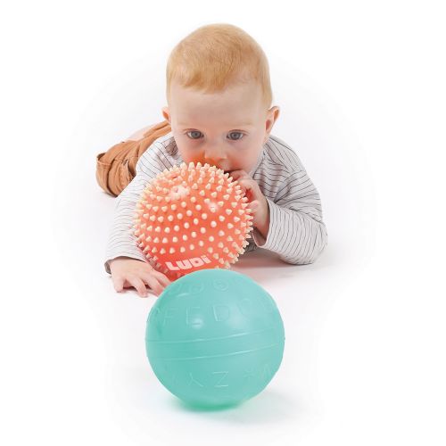 Duo de balles sensorielles à picots de LUDI. Développe le sens du toucher de Bébé tout en s'amusant. Idéal pour l’apprentissage et la coordination des mouvements. Plastique souple, léger et hygiénique. Pour les enfants dès 6 mois. Référence produit 30089.