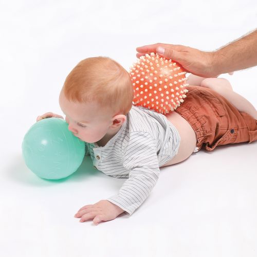 Duo de balles sensorielles à picots de LUDI. Développe le sens du toucher de Bébé tout en s'amusant. Idéal pour l’apprentissage et la coordination des mouvements. Plastique souple, léger et hygiénique. Pour les enfants dès 6 mois. Référence produit 30089.