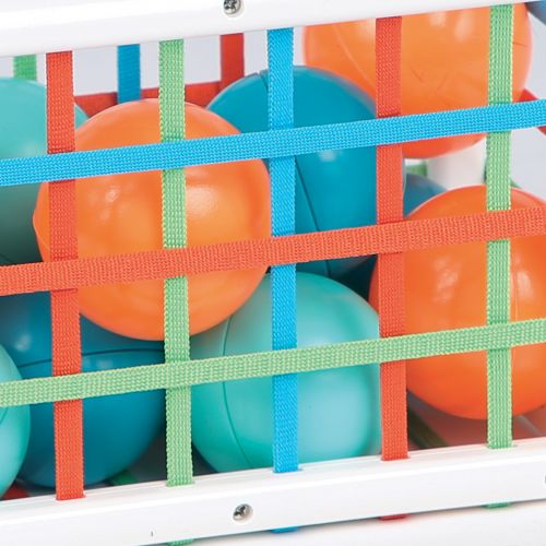 Un cube surprenant avec des élastiques qui enferment 12 balles colorées au son rigolo. Ce jeu d'encastrement original développe la préhension, la logique et la motricité fine.