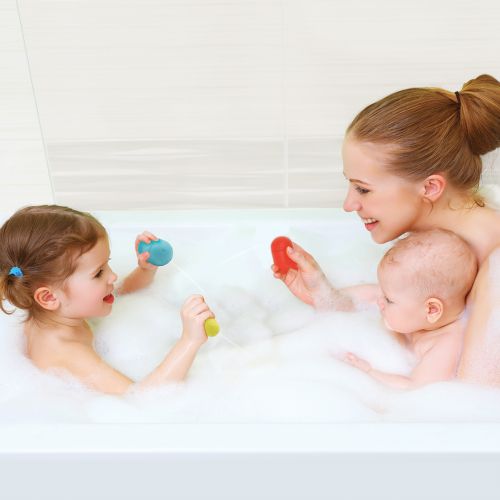 Disassemble, fit together and mix the sprayers to create fun, new characters! Easy-to-clean bath toys.