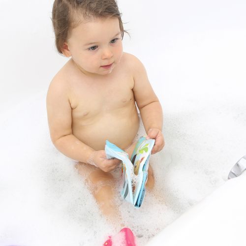 A tenderly illustrated bath book that’s designed for small hands. Made of soft, hygienic, waterproof and chew-resistant plastic. 2 crayons included for colouring.