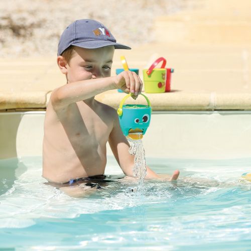 Explore how water moves with this small bucket and mill. This bath toy can be taken to the sea and the pool.