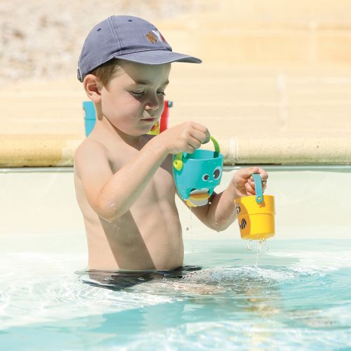 Explore how water moves with this small bucket and mill. This bath toy can be taken to the sea and the pool.