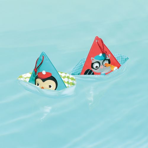 Les deux petits bateaux flottants voguent dans le bain ! Pour plus de jeu, une cordelette en haut du mât du voilier permet aux enfants de les attraper avec une canne à pêche.