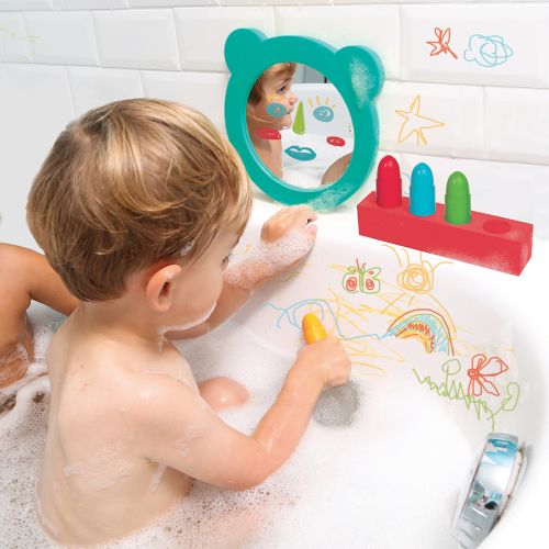 Aquacolor de LUDI. Super coffret de jouets de bain comprenant un grand miroir flotteur (collant aux parois du bain) et 4 crayons effaçables, solides et résistants à l’eau. Pour les enfants de plus de 10 mois. Référence produit 40073.