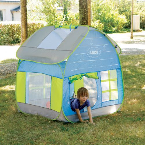 Maison cottage, tente de jardin de LUDI. Une grande tente idéale pour les jeux en extérieur. Pop-up, la tente se plie et se déplie facilement et se range dans son sac. Tissu anti-UV, sol résistant. Pour les enfants de plus de 2 ans. Référence produit 5210.