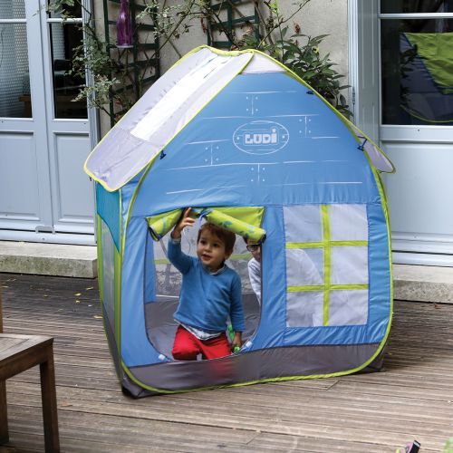 Cottage pop-up-house: a large inner volume for playing in and wide openings with mesh to see out clearly make this a really comfortable toy!
