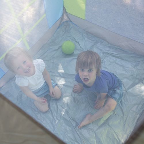 Maison cottage, tente de jardin de LUDI. Une grande tente idéale pour les jeux en extérieur. Pop-up, la tente se plie et se déplie facilement et se range dans son sac. Tissu anti-UV, sol résistant. Pour les enfants de plus de 2 ans. Référence produit 5210.
