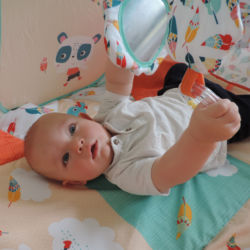 Le tapis d'éveil modulable est idéal pour un cadeaux de naissance ! ⁣ 3 en 1, ce coffret regroupe un tapis d'activité, un tableau d'éveil et une aire de jeu. Pratique, il se pli et se range facilement !