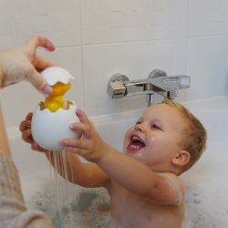 Parce que le petit Dino adore jouer avec l’eau, plongez l’œuf dans le bain et sa tête sortira timidement de dessous sa coquille !