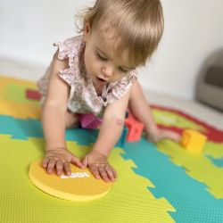 Les dalles en mousse de LUDI accompagnent bébé dans ses premiers jeux en toute sécurité ! Le tapis « Formes géométriques » isole parfaitement les enfants du froid, amortit les chocs et résiste aux petites dents.