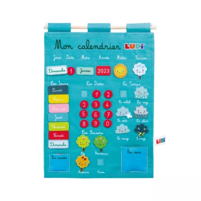 Calendrier pour enfant. Apprendre à lire la date et à s’organiser dans le temps. Notion du temps qui passe : années, mois, jours, saisons, météo. Calendrier en tissu, 100% coton. Étiquettes en feutrine. Référence produit : 2096.