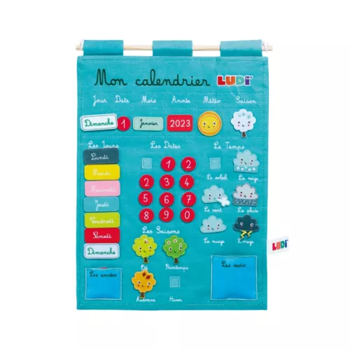 Calendrier pour enfant. Apprendre à lire la date et à s’organiser dans le temps. Notion du temps qui passe : années, mois, jours, saisons, météo. Calendrier en tissu, 100% coton. Étiquettes en feutrine. Référence produit : 2096.