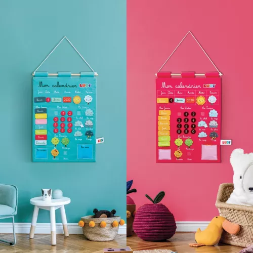 Calendrier pour enfant. Apprendre à lire la date et à s’organiser dans le temps. Notion du temps qui passe : années, mois, jours, saisons, météo. Calendrier en tissu, 100% coton. Étiquettes en feutrine. Référence produit : 2096.