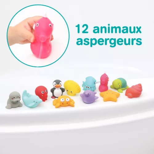 Bébé va pouvoir se livrer à une belle bataille d’eau en découvrant les 12 animaux marins inclus dans leur petite trousse de rangement. Référence produit 2174.