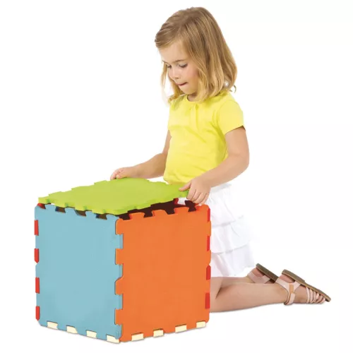 Tapis Dalles en Mousse Unies de LUDI. Une surface confortable pour jouer et un grand puzzle en 3D. Les 9 dalles forment le tapis qui isole Bébé du froid et amortit les chocs. Hygiénique, utilisation indoor-outdoor. Pour les enfants de plus de 10 mois. Référence produit 10004.