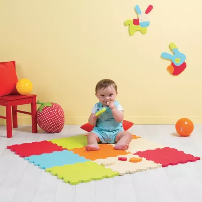 Tapis Dalles en Mousse Unies de LUDI. Une surface confortable pour jouer et un grand puzzle en 3D. Les 9 dalles forment le tapis qui isole Bébé du froid et amortit les chocs. Hygiénique, utilisation indoor-outdoor. Pour les enfants de plus de 10 mois. Référence produit 10004.